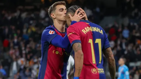 Gavi e Raphinha comemoram gol pelo Barcelona.
