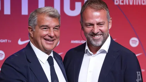 Laporta, presidente do Barcelona, com o treinador Hansi Flick. foto: IMAGO / NurPhoto