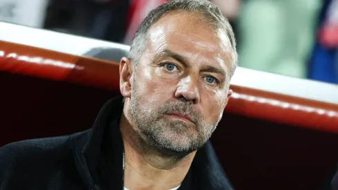 Hansi Flick, treinador do Barcelona, não está nada feliz com as atitudes desse jogador nos bastidores. Foto: IMAGO / Nico Herbertz