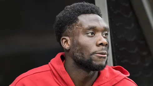 Alphonso Davies, do Bayern de Munique, pode ajudar a trazer contratação. Foto: IMAGO / pepphoto