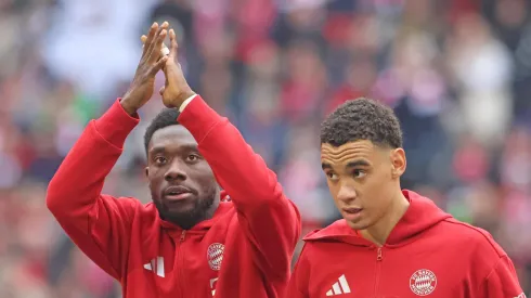 Alphonso Davies e Jamal Musiala antes de partida pelo Bayern de Munique