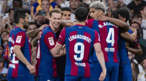 O Barcelona está otimista com a recuperação de Ronald Araujo, que pode voltar aos treinos em breve e renovar seu contrato com o clube. Após uma lesão muscular em julho, o zagueiro uruguaio mostra sinais de evolução e tem demonstrado interesse em seguir no Camp Nou. (Foto: IMAGO / Alberto Gardin)