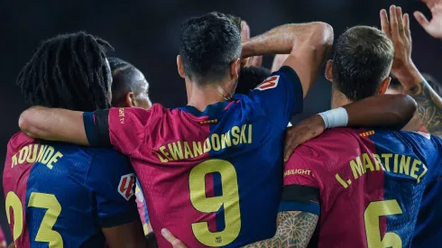 Atrasos comprometem Koundé na temporada do Barcelona. Pontualidade rígida de Hansi Flick desafia o defensor francês. (Foto: IMAGO / Sergio Ros)