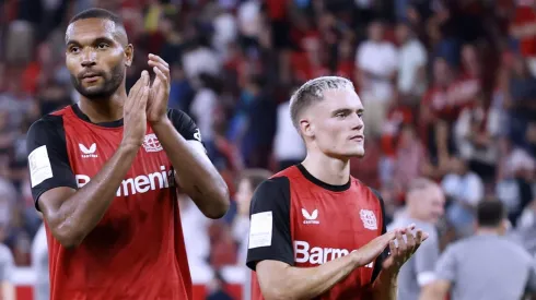 O Chelsea está em negociações avançadas para contratar Jonathan Tah, zagueiro do Bayer Leverkusen, e busca se antecipar à concorrência de grandes clubes como Manchester United, Juventus e Bayern de Munique. (Foto: IMAGO / Laci Perenyi)