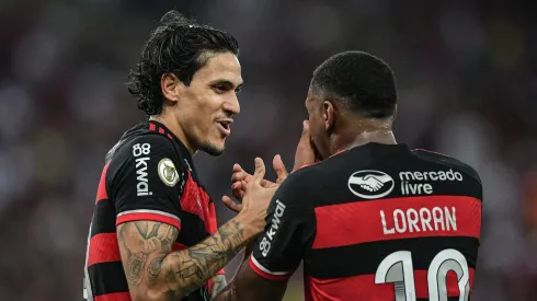 Pedro e Lorran comemoram gol juntos no Flamengo