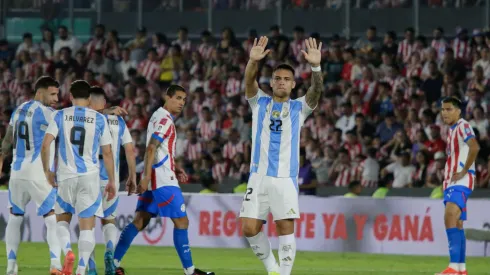 Lautaro Martinez durante a comemoração de seu gol na partida entre Paraguai e Argentina, no dia 14 de novembro de 2024. (UNAR Photo / Alamy Stock Photo)