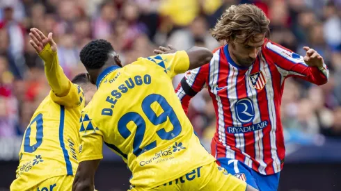 Dário Essugo, jovem talento português de 19 anos, tem impressionado na La Liga com suas atuações pelo Las Palmas, após ser emprestado pelo Sporting CP. Embora tenha atraído o interesse de clubes como Barcelona e Real Madrid, o meio-campista enfrenta um futuro incerto. (Foto: IMAGO / Alberto Gardin)