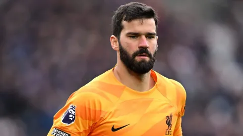 Barcelona toma decisão sobre contratação do goleiro Alisson.