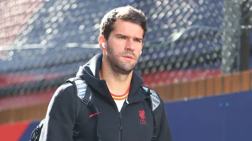 Adeus, Liverpool: Alisson é descartado por Arne Slot e tem três possíveis destinos para 2025. (Foto: Imago)