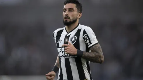 Alex Telles durante a partida entre Botafogo e Cuiabá, no dia 10 de novembro de 2024. (Sipa US / Alamy Stock Photo)