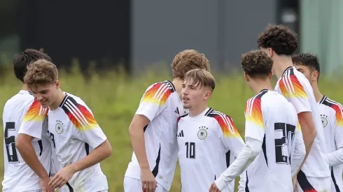 O jovem meio-campista Lennart Karl, de apenas 16 anos, vem chamando a atenção de gigantes do futebol europeu, como Real Madrid e Bayern de Munique. Versátil e promissor, Karl já integra os treinos da equipe principal do Bayern, enquanto o clube trabalha para protegê-lo da concorrência. (Foto: IMAGO / DeFodi)