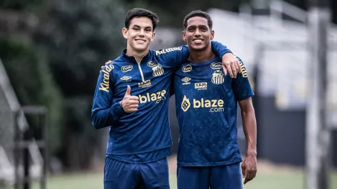 O Chelsea e o Barcelona estão disputando a contratação de Souza, lateral esquerdo do Santos, que, aos 18 anos, se destaca por sua habilidade técnica e sólido desempenho defensivo. (Foto: Reprodução /Santos)