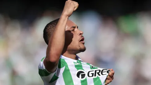 Vitor Roque com a camisa do Real Betis.