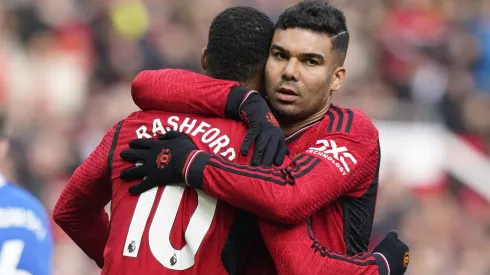 Casemiro e Rashford com a camisa do United.