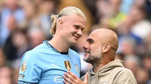 Haaland conversa com Guardiola no Manchester City. Foto: Michael Regan/Getty Images