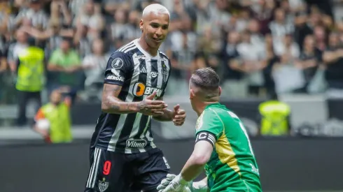 Deyverson contra o River Plate, pela Libertadores.