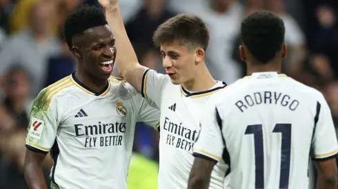 Arda Güler, ao lado de VIni Jr e Rodrygo, do Real Madrid, é alvo de outro gigante europeu. (Photo by Clive Brunskill/Getty Images)