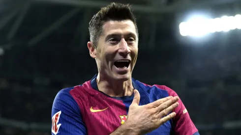 Robert Lewandowski com a camisa do Barcelona.