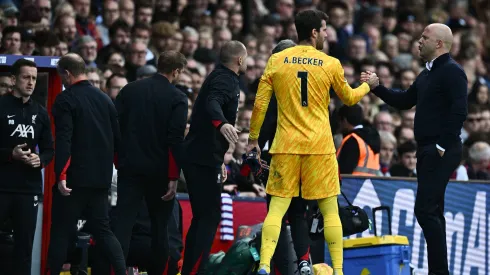 LONDON, ENGLAND - OCTOBER 5: injured goalkeeper Alisson Becker, Arne Slot of Liverpool F.C. during the Premier League match between Crystal Palace FC and Liverpool FC at Selhurst Park on October 5, 2024 in London, United Kingdom, United Kingdom. Photo by Sebastian Frej EDITORIAL USE ONLY. No use with unauthorized audio, video, data, fixture lists, club/league logos or live services. Online in-match use limited to 120 images, no video emulation. No use in betting, games or single club/league/player publications Crystal Palace FC v Liverpool FC - Premier League Copyright: xSebastianxFrejx