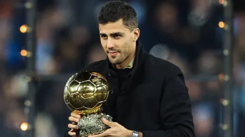Rodri recebe uma homenagem do Manchester City após conquistar a Bola de Ouro 2024.
