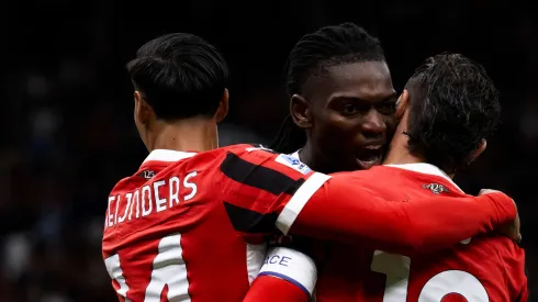 Tijjani Reijnders ao lado de Rafael Leão pelo Milan
