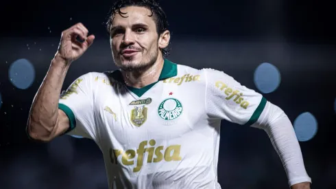 Raphael Veiga comemora o gol da vitória do Palmeiras sobre o Atlético-GO, no dia 23 de novembro de 2024. (Associated Press / Alamy Stock Photo)