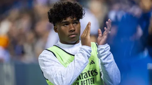 Endrick com o colete de reservas no Real Madrid.