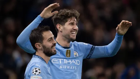 John Stones e Bernardo Silva com a camisa do Manchester City.