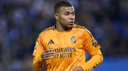 Kylian Mbappé com a camisa do Real Madrid.