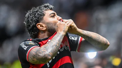 Gabriel Barbosa comemora o título da Copa do Brasil antes de deixar o Flamengo.