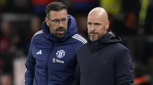 Van Nistelrooy e Erik ten Hag na beira do gramado em jogo do Manchester United