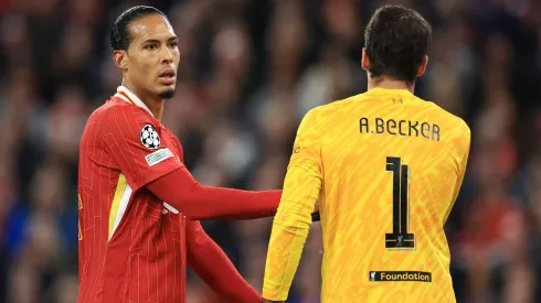 Alisson e Van Dijk com a camisa do Liverpool, na Premier League.
