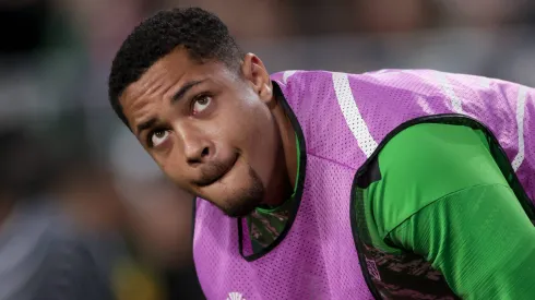 Vitor Roque entre os reservas do Real Betis.