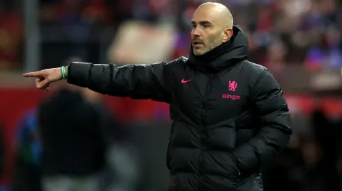 Enzo Maresca, técnico do Chelsea em campo (Photo by Alex Grimm/Getty Images)