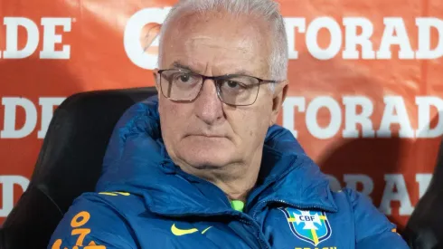 Dorival Júnior, treinador da Seleção Brasileira observa jogador do Flamengo. Foto: Gil Gomes/AGIF