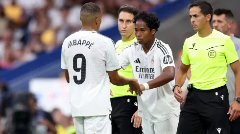 Endrick entrando no lugar de Mbappé no Real Madrid.