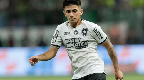 Thiago Almada em ação durante a partida entre Palmeiras e Botafogo, no dia 26 de novembro de 2024. (Vilmar Bannach / Alamy Stock Photo)