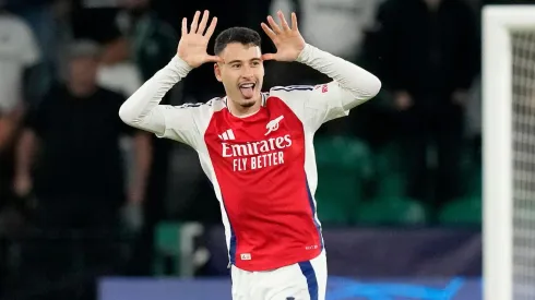Gabriel Martinelli comemora seu gol na partida entre Sporting e Arsenal, no dia 26 de novembro de 2024. (Associated Press / Alamy Stock Photo)