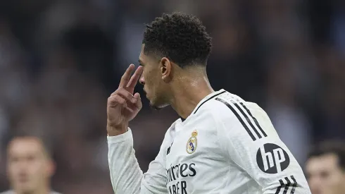 Jude Bellingham, astro do Real Madrid, protagoniza uma vitória crucial da equipe contra o Getafe, destacando-se ao marcar um gol de pênalti e enviar uma mensagem de confiança ao goleiro adversário, David Soria. (Foto: IMAGO / DeFodi Images)