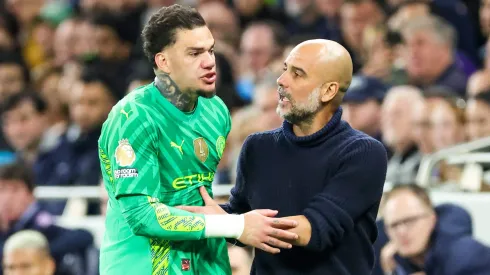 Ederson e Guardiola na saída do gramado pelo Manchester City.