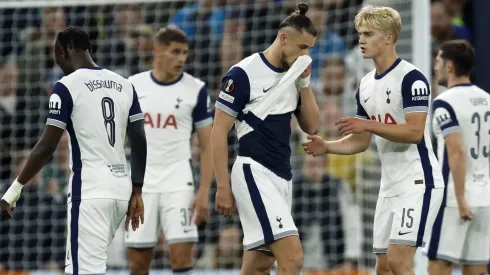 A Juventus analisa reforços defensivos e considera nomes como Radu Dragusin, Jakub Kiwior e Ben Chilwell. Dragusin, ex-jogador do clube, enfrenta dificuldades no Tottenham, o que pode facilitar uma negociação. (Foto: IMAGO / Sportsphoto)