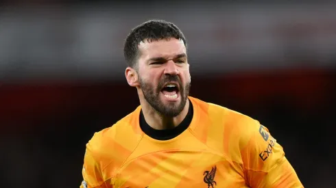 Alisson se recupera de lesão muscular. Foto: Justin Setterfield/Getty Images