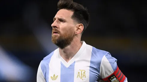 Lionel Messi com a camisa da Seleção Argentina.