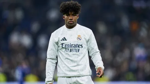 Endrick com a camisa do Real Madrid.