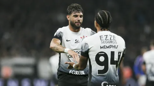 Memphins e Yuri em partida pelo Corinthians - (Photo by Ricardo Moreira/Getty Images)