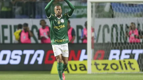 Mayke, jogador do Palmeiras em campo - Foto: Ricardo Moreira/Getty Images)