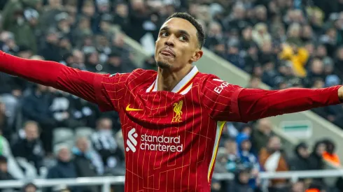 Trent Alexander-Arnold brilhou no empate eletrizante entre Liverpool e Newcastle, mostrando sua habilidade ofensiva e impacto imediato ao entrar como substituto. (Foto: IMAGO / Propaganda Photo)