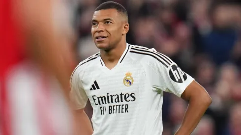 Kylian Mbappé sofre muitas críticas no Real Madrid após cobranças desperdiçadas.
