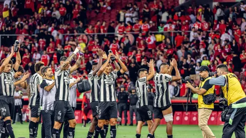 Elenco do Botafogo reunido após vitória sobre o Internacional - Foto: Imago/Arena