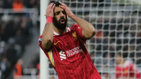 Mohamed Salah lamenta lance com a camisa do Liverpool.